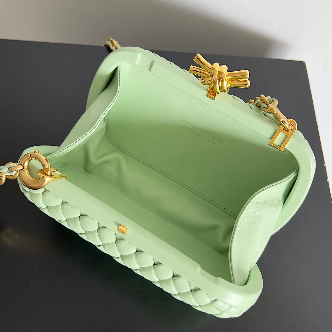 Batch 2260 BOTTEGA VENETA KNOT evening bag chain version for women is now on the market! Delicate and elegant, soft and powerful, this bag is definitely a representative of intellectual women. As an evergreen model of BV, the blessing of the chain is the icing on the cake. The classic weaving once again interprets the unique craftsmanship (the chain can be disassembled separately). Style number: 776662 Size: 19*11.5*5cm